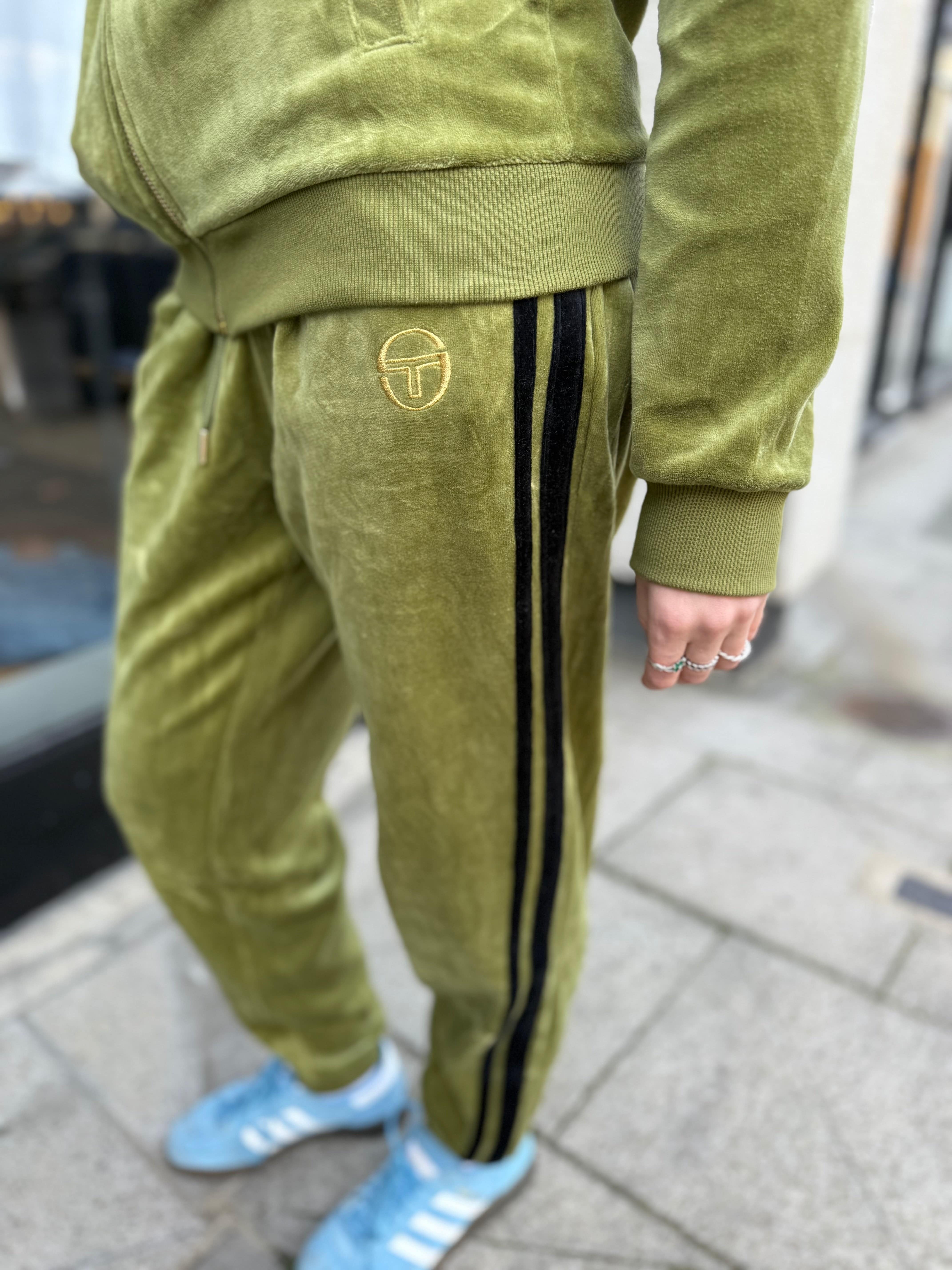 Sergio Tacchini Damarindo Velour Track Pants In Sphagnum - Image 2